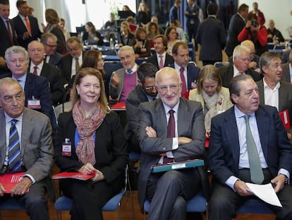 Juan Roig, en el centro, entre Agn&egrave;s Noguera y Vicente Boluda.