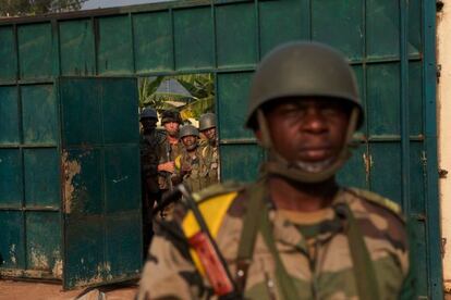 Soldados de Francia y Rep&uacute;blica de Congo de una unidad de desarticulaci&oacute;n de explosivos los buscan en el jard&iacute;n de una casa de Bangui (RCA) el martes 7 de enero de 2014. (AP Photo/Rebecca Blackwell)