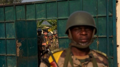 Soldados de Francia y Rep&uacute;blica de Congo de una unidad de desarticulaci&oacute;n de explosivos los buscan en el jard&iacute;n de una casa de Bangui (RCA) el martes 7 de enero de 2014. (AP Photo/Rebecca Blackwell)