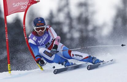 La suiza Dominique Gisin cocha contra una puerta durante el Campeonato del Mundo de Esquí Alpino.