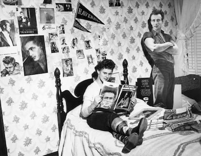 Carol Brousseau, fan de James Dean, en su dormitorio lleno de imágenes del actor.