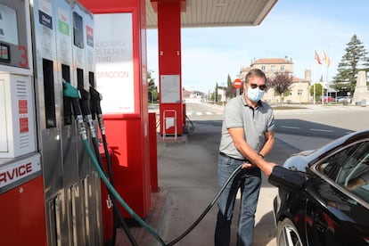 Un hombre llena su depósito en una gasolinera de Fuentes de Oñoro (Salamanca, España).