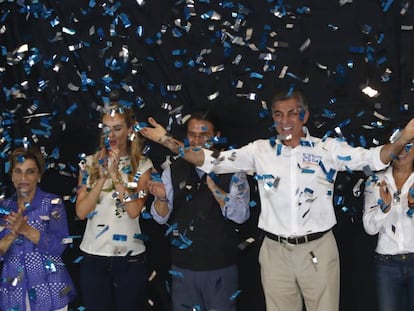 El candidato del Partido Acción Nacional a la gobernación de Puebla, José Antonio Gali Fayad, celebra su victoria.