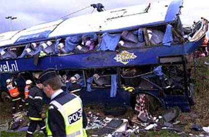 Imagen de las labores de rescate que se han llevado a cabo para extraer a las víctimas del accidente.