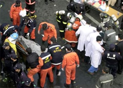 Los bomberos sacan varios cuerpos del interior del metro.