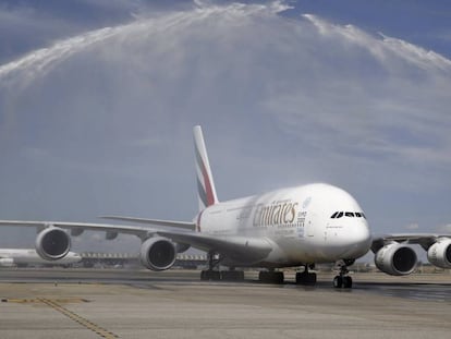 El avi&oacute;n de pasajeros m&aacute;s grande del mundo, el A380, a su llegada al aeropuerto Adolfo Su&aacute;rez Madrid-Barajas.