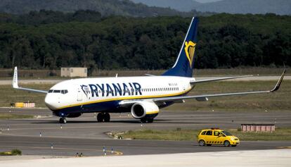 Un avión de Ryanair en el aeropuerto de Girona.