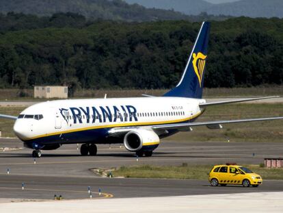 Un avión de Ryanair en el aeropuerto de Girona.