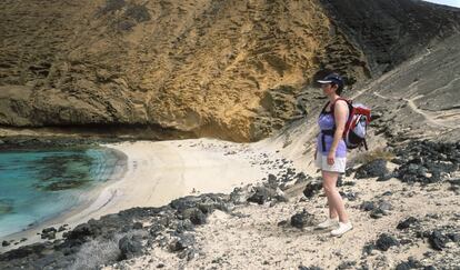 La Cocina, en Isla Graciosa, acostada bajo la montaña Amarilla donde los amarillos blanqueados por la sal marina dibujan vetas como de mármol.