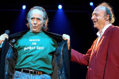 Los cantautores Joan Manuel Serrat y Jaume Sisa durante el concierto que ofrecieron en la plaza de Cataluña (Barcelona) con motivo de las fiestas de la Mercè.