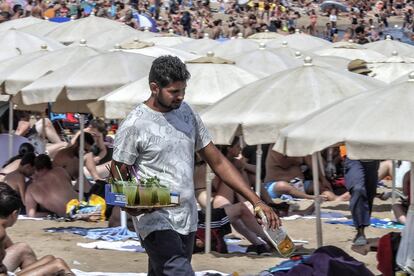 Un venedor de mojitos a la platja de la Barceloneta.