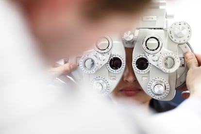 Revisión oftalmológica en un centro de la cadena de Clínica Baviera.