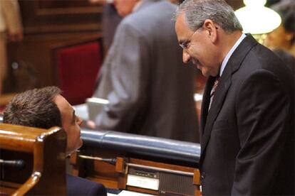 Zapatero charla con Alfonso Guerra, uno de los diputados más veteranos del Congreso, vicepresidente en los tiempos en que Felipe González protagonizaba estos mismos debates junto a Manuel Fraga.