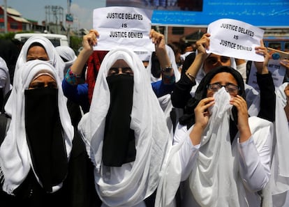 Un grupo de estudiantes protestan durante una manifestación por la violación de una niña de tres años en Srinagar, capital de verano de la Cachemira india.
