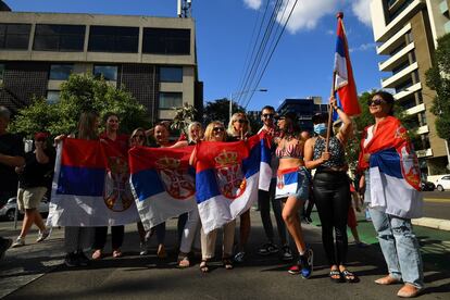 
Las autoridades australianas revocaron el visado del tenista Novak Djokovic que le permitía entrar en el país con una exención médica a pesar de no estar vacunado. Algunos aficionados acudieron este jueves a mostrar su apoyo frente al hotel donde permanece retenido. 