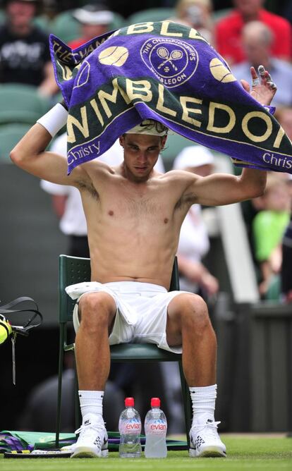 Rafael Nadal descansa durante su primer partido de primera ronda.