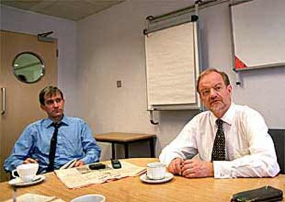 El ministro Robin Cook, en la sede laborista en Londres. A su derecha, su asesor, David Mathieson.