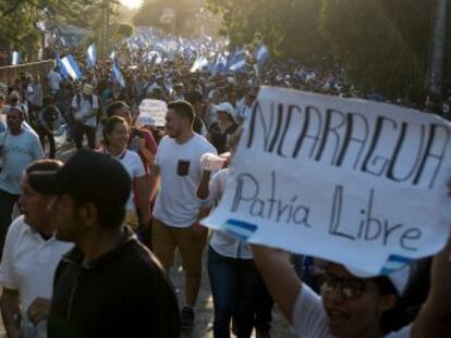 Numerosos manifestantes se dirigieron a la Universidad Politécnica, bastión de la resistencia estudiantil, para demandar el cese de la represión, en una demostración de fuerza inédita