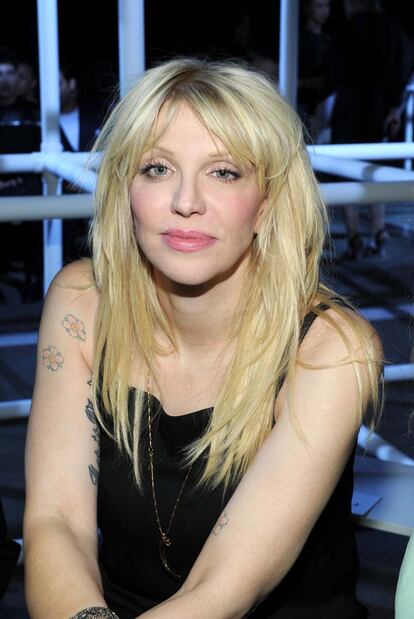 Courtney Love de negro en el desfile de Alexander Wang.