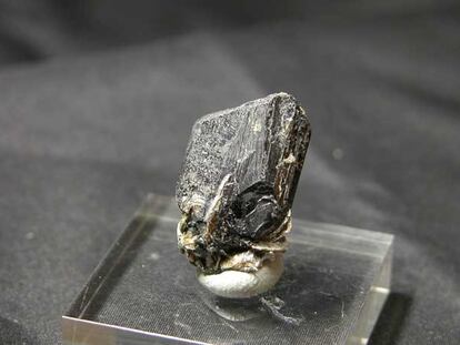 Muestra de tantalita, uno de los minerales del coltán, procedente de Brasil.