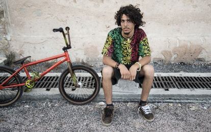 Un joven fotografiado en Rabat con la camiseta que internacionalizó Marley.