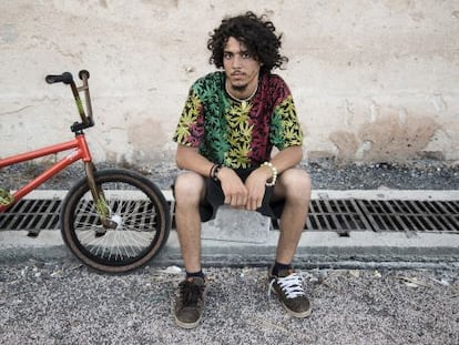 Un joven fotografiado en Rabat con la camiseta que internacionalizó Marley.