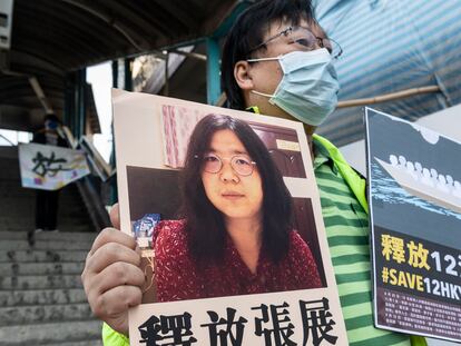 Un activista sostenía una pancarta con una imagen de Zhang Zhan, en Hong Kong (China), el 28 de diciembre de 2020.
