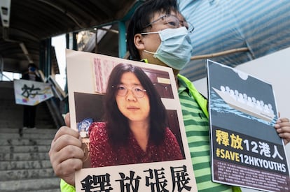 Ativista segura um cartaz com uma imagem de Zhang Zhan, nesta segunda-feira, em Hong Kong.