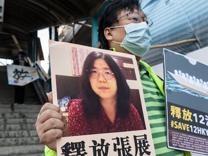Ativista segura um cartaz com uma imagem de Zhang Zhan, nesta segunda-feira, em Hong Kong.