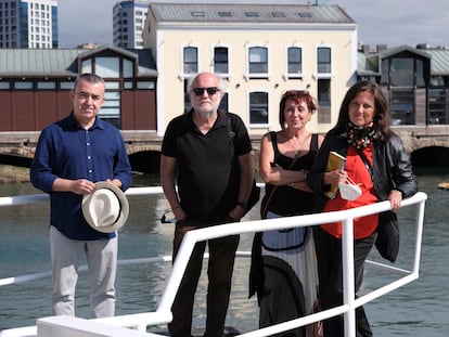 Lorenzo Silva, Alberto Gil, Elia Barceló y Claudia Piñeiro, el jueves en el puerto deportivo de Gijón.