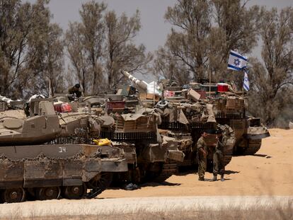 Soldados y tanques israelíes, en la frontera con Gaza, este miércoles.