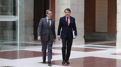 El presidente de la Comunidad de Madrid, Ignacio González, junto a su jefe de Gabinete, Diego Lozano (i), a su llegada a la rueda de prensa