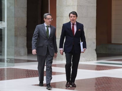 El presidente de la Comunidad de Madrid, Ignacio González, junto a su jefe de Gabinete, Diego Lozano (i), a su llegada a la rueda de prensa