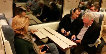 Juan Carlos Pérez Navas (PSOE), segundo desde la derecha, en el tren.