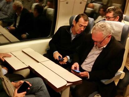 Juan Carlos P&eacute;rez Navas (PSOE), segundo desde la derecha, en el tren.