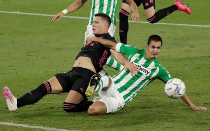 Jovic y Mandi pelean por el balón este sábado en el Benito Villamarín.