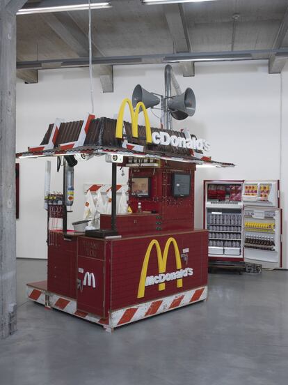 'Nutsy and Refridgerato', de Tom Sachs.