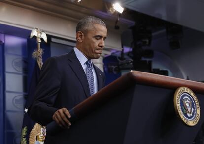 Un gesto de Barack Obama antes de empezar la rueda de prensa. 