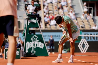 Carlos Alcaraz tras lesionarse durante la semifinal de Roland Garros ante Novak Djokovic.