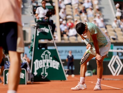 Spain's Carlos Alcaraz reacts with pain at the end of the third game of the third set during his semifinal match of the French Open tennis tournament against Serbia's Novak Djokovic at the Roland Garros stadium in Paris, Friday, June 9, 2023. (AP Photo/Jean-Francois Badias)