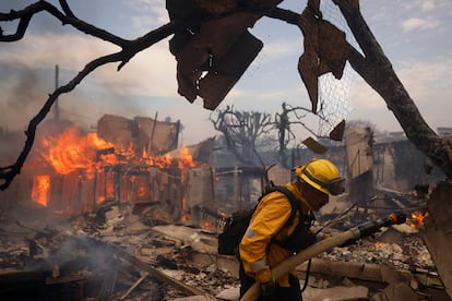 Un bombero lucha contra las llamas en el barrio de Pacific Palisades, en Los ?ngeles, el 8 de enero.