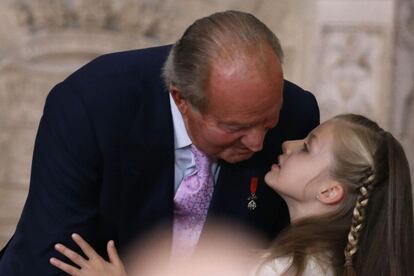 El Rey Juan Carlos besa a la infanta Leonor, tras firmar de la ley orgánica de abdicación.