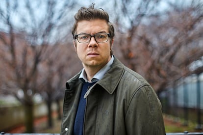 El autor estadounidense Ben Lerner, retratado junto al Museo de Brooklyn, en Nueva York.