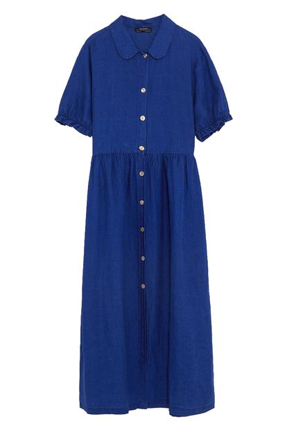 Auque los colores suaves y naturales son los mejores compañeros de esta fibra, también encontramos tonos tan vibrantes como este maxivestido azul indigo de Zara (39,95 euros).