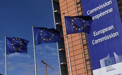 Banderas de la Unión Europea junto a la sede de la Comisión Europea en Bruselas.