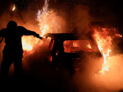 Un bombero combate un incendio provocado durante los disturbios en Tourcoing, al norte de Francia.
