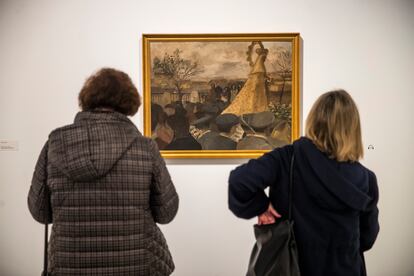 Dos mujeres visitan la exposición de Amalia Avia, en Madrid.