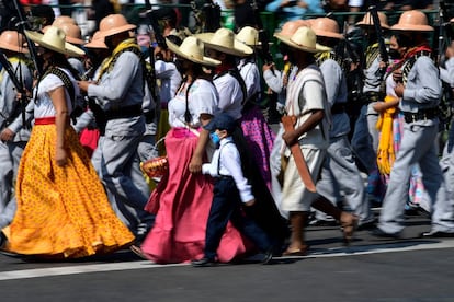 Actores caminan en el desfile del aniversario de la Revolución.