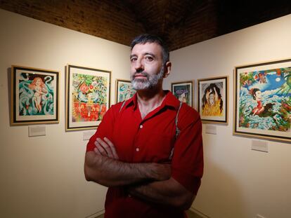 El artista Roberto Maján en la galeria La Fiambrera, en Malasaña.