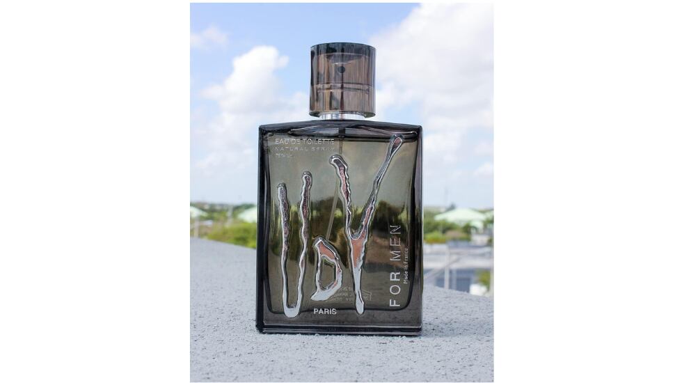 Esta colonia de hombre tiene un aroma fresco y elegante.